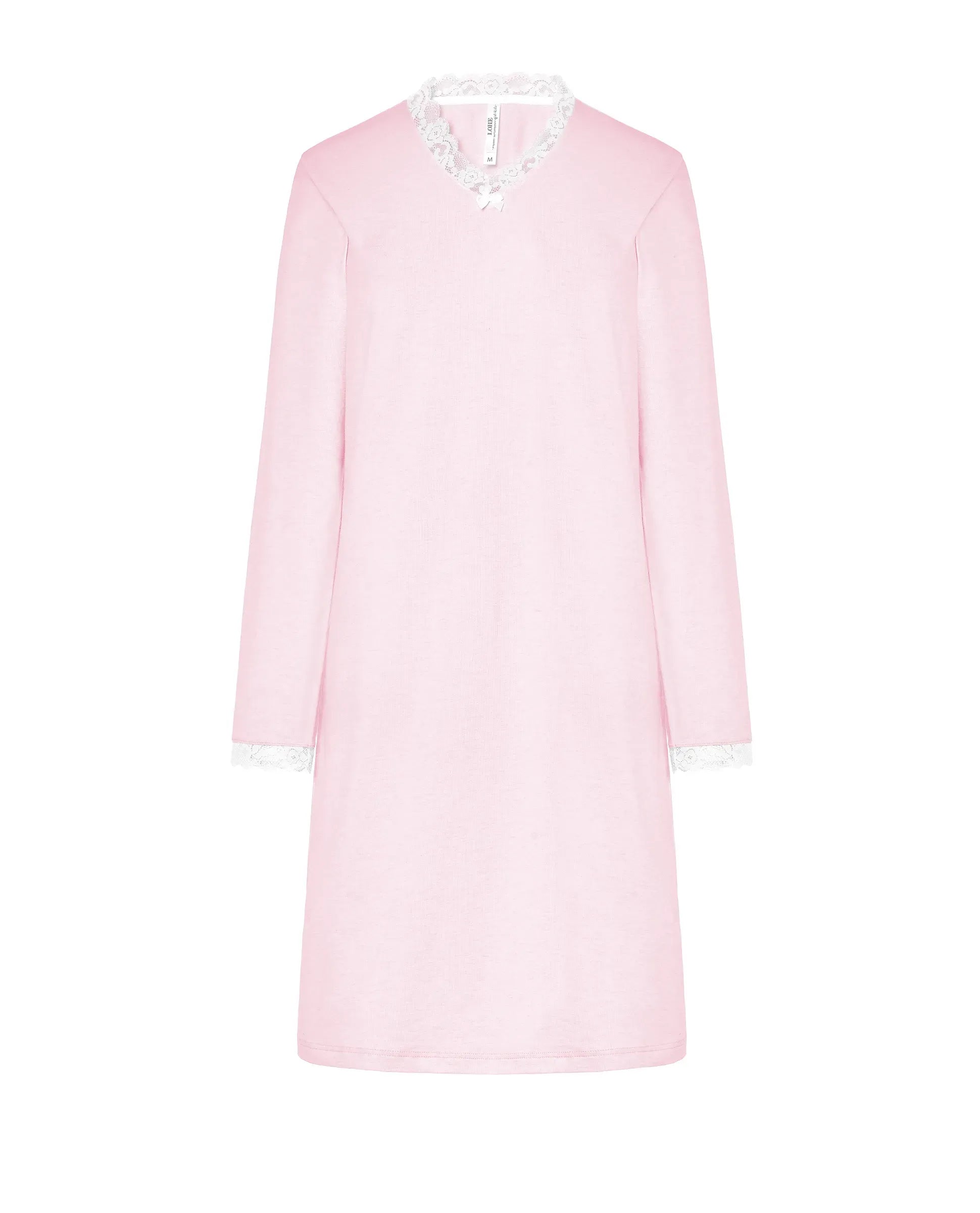 Detalle del escote abotonado del camisón de invierno de canalé rosa con detalle de lacito