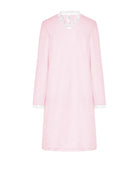 Detalle del escote abotonado del camisón de invierno de canalé rosa con detalle de lacito