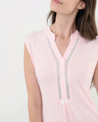 Mujer con camisón lencero celeste sin mangas cuello botones puntilla