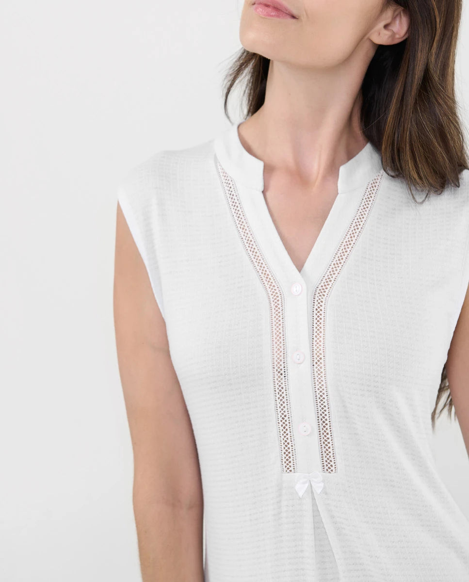 Mujer con camisón corto de verano sin mangas en punto estampado animal print camel, cuello redondo con pata