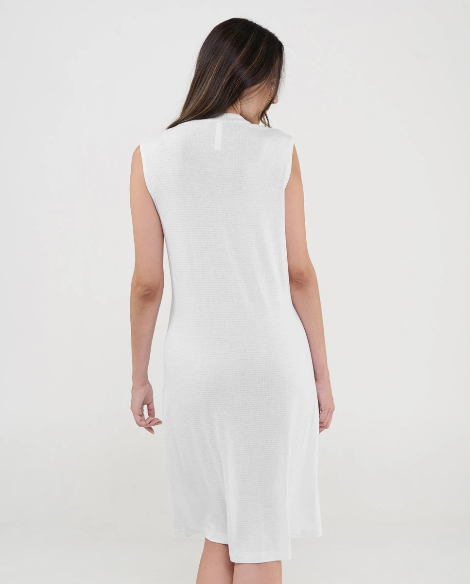 Mujer luce camisón corto de verano con tirantes anchos vigoré gris y corazoncitos, escote con botones, vivo y lazo