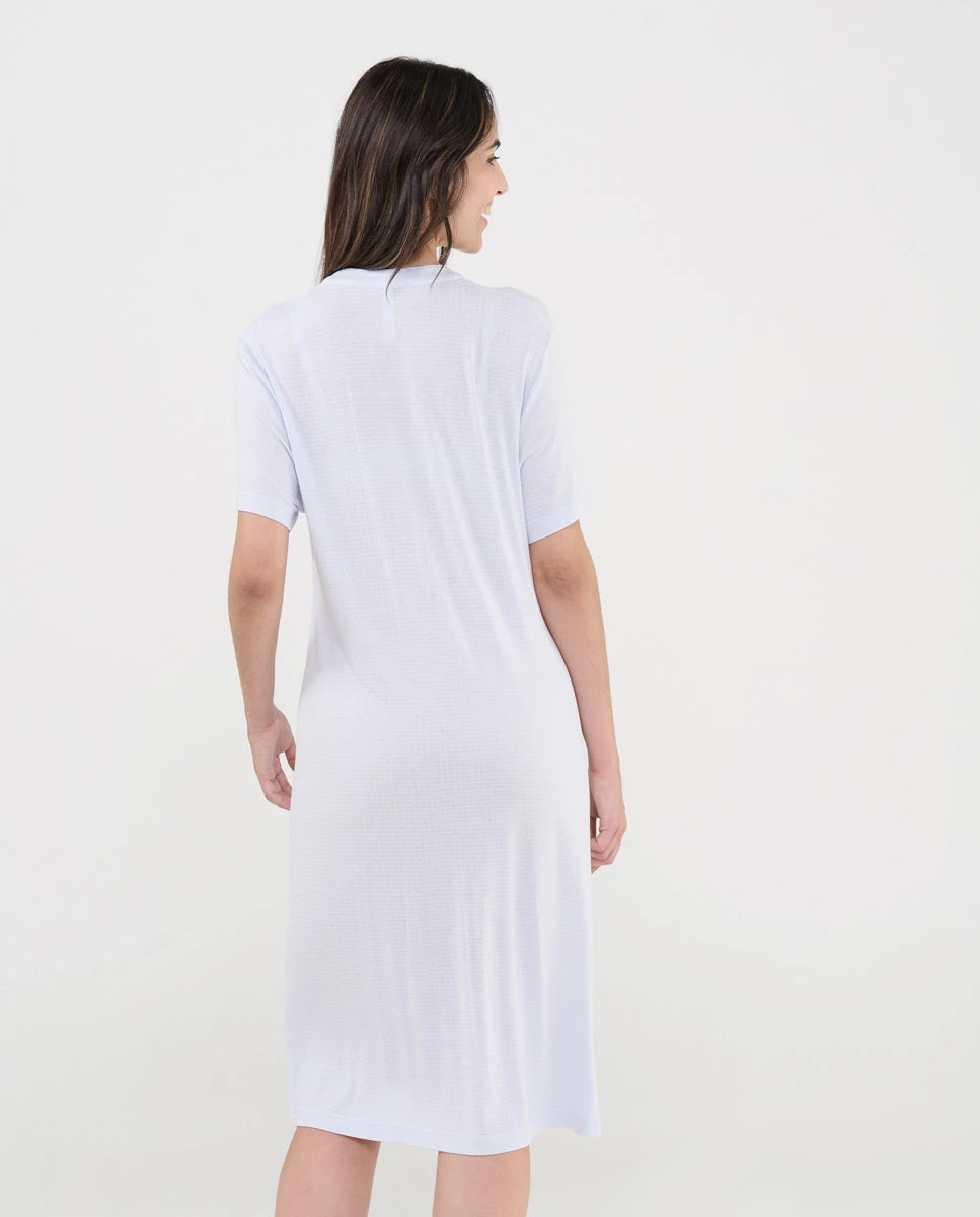 Camisón lencero de verano de manga corta color celeste, cuello pico con botones y entredós