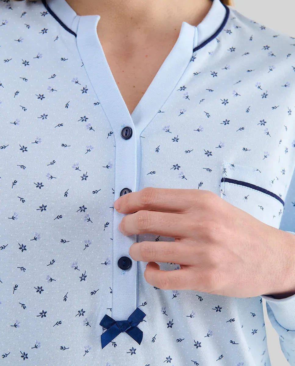 Detalle de cuello de camisón de invierno celeste abotonado y lacito