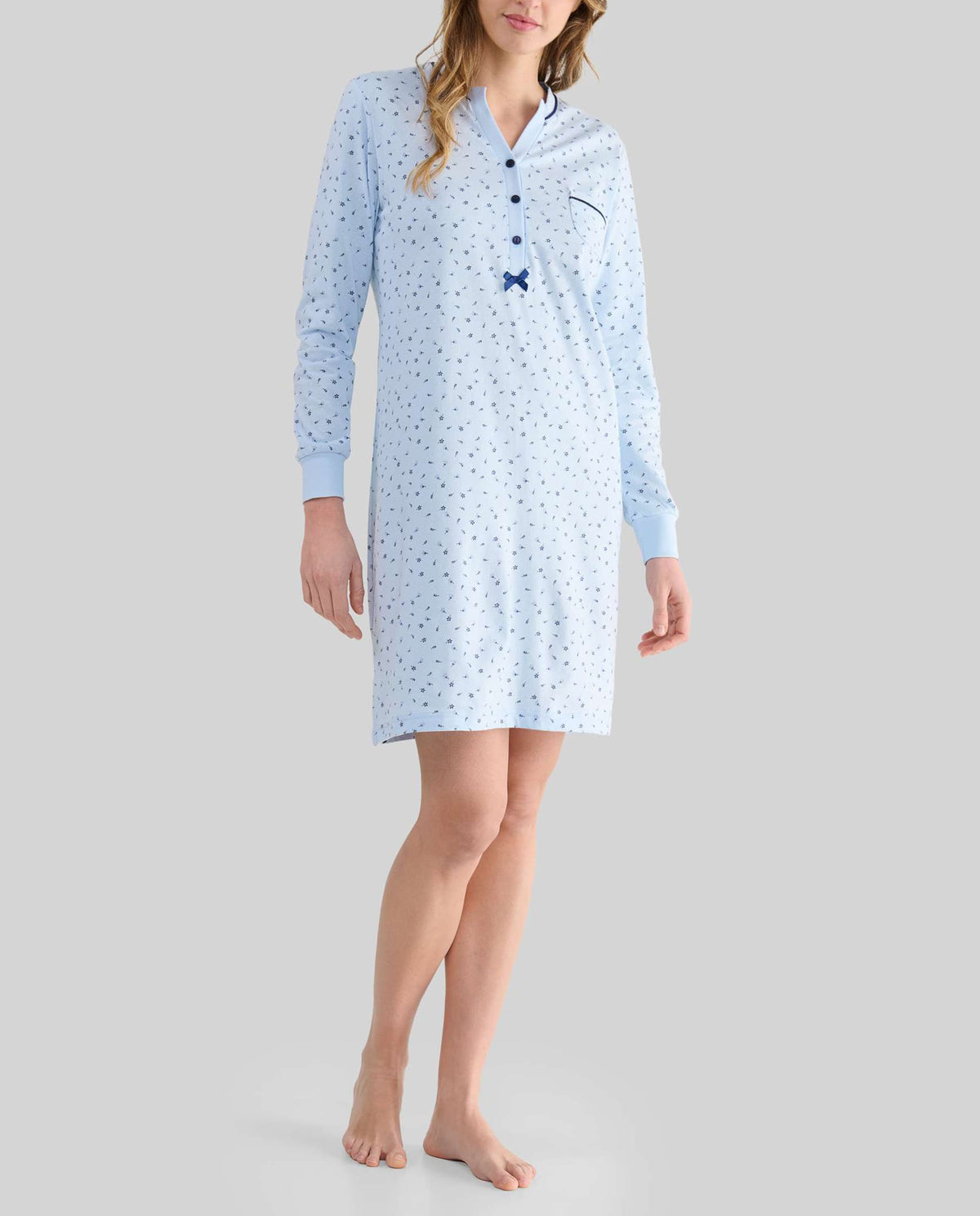 Camisón Lohe de manga larga estampado florecitas, con cuello abertura de botones, bolsillo y lazo