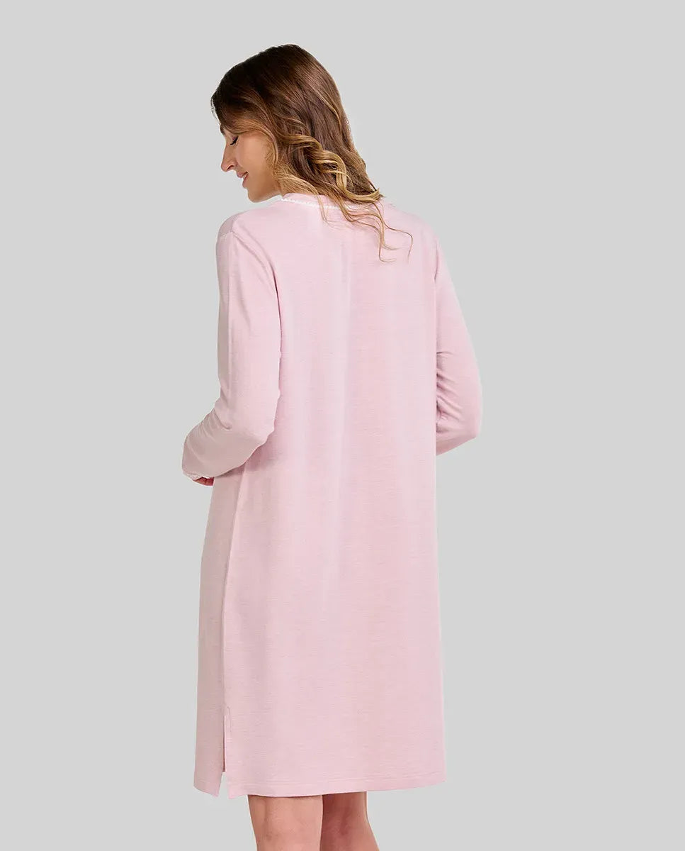 Mujer de perfil luce camisón rosa de invierno de manga larga