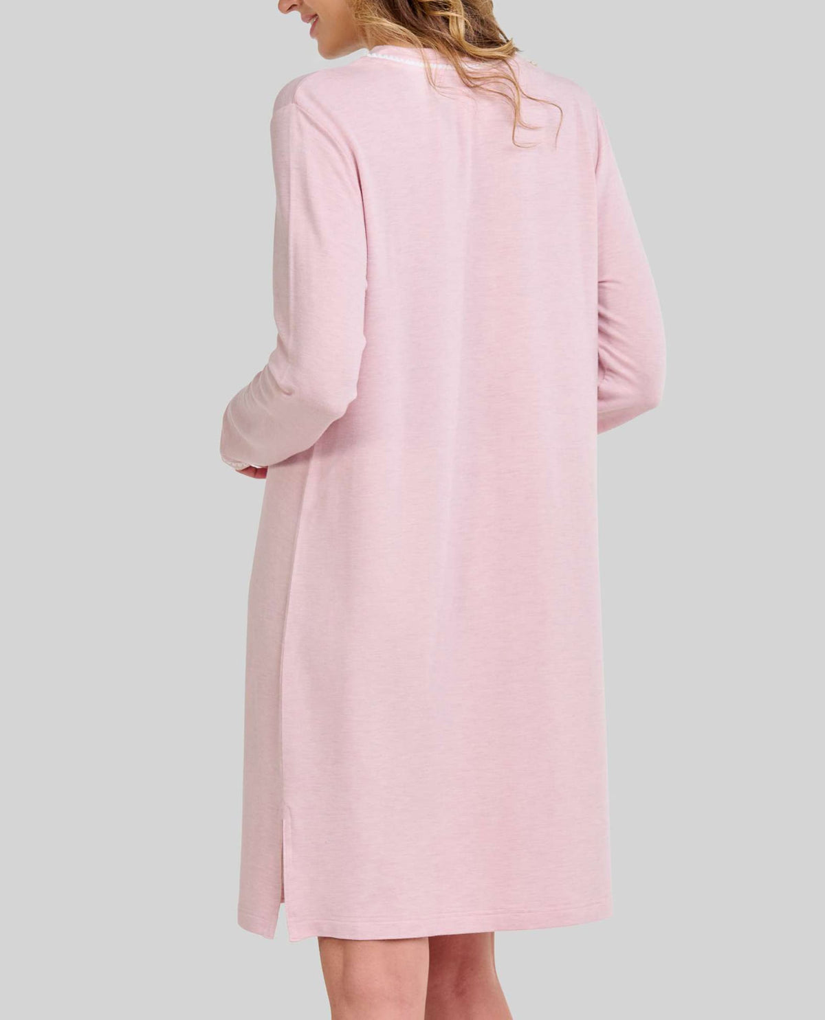 Mujer de perfil luce camisón rosa de invierno de manga larga