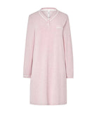 Camisón de vigoré rosa suave con escote en pico abotonado y bolsillo decorativo