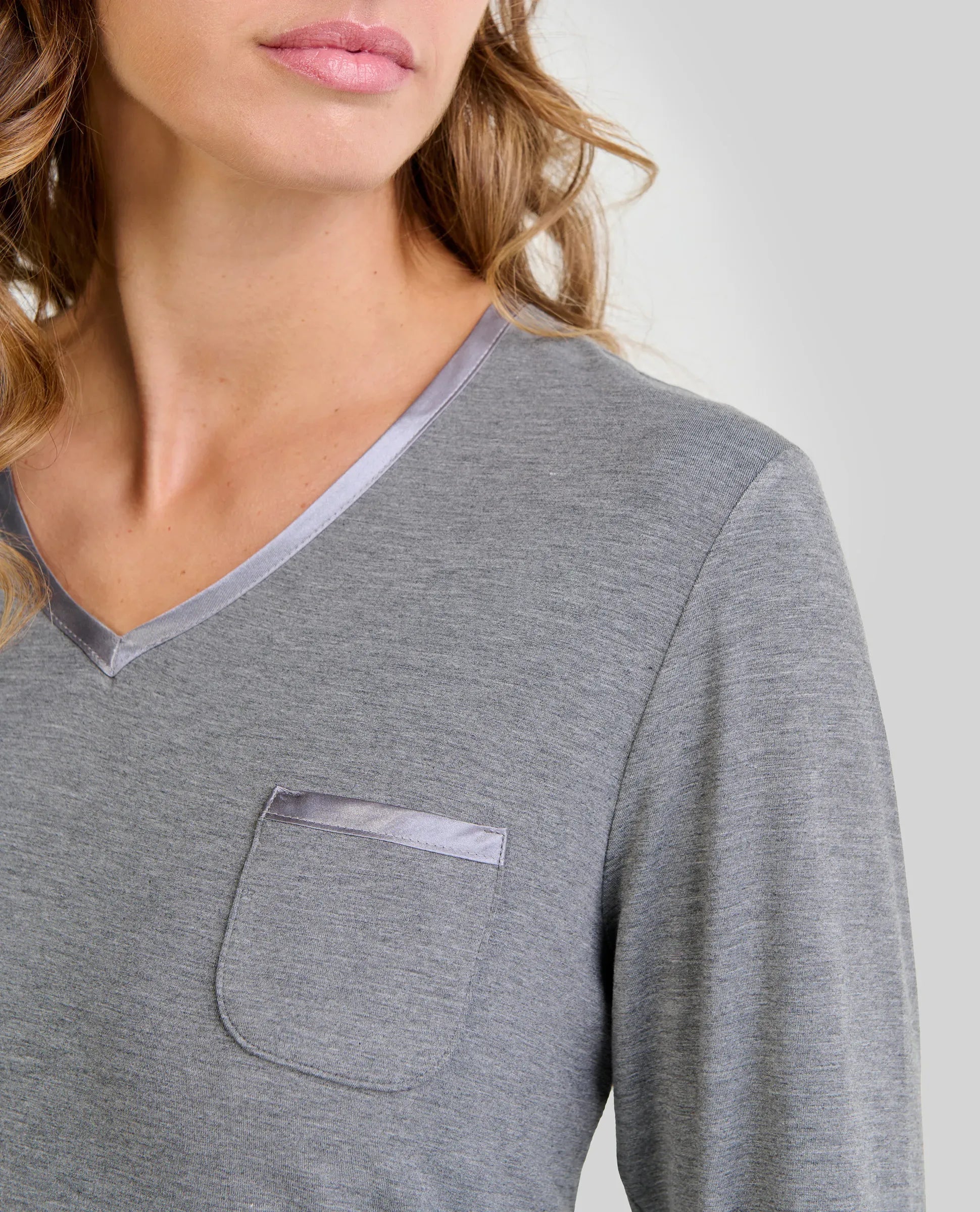Detalle del cuello de camisón lencero celeste abotonado con encaje