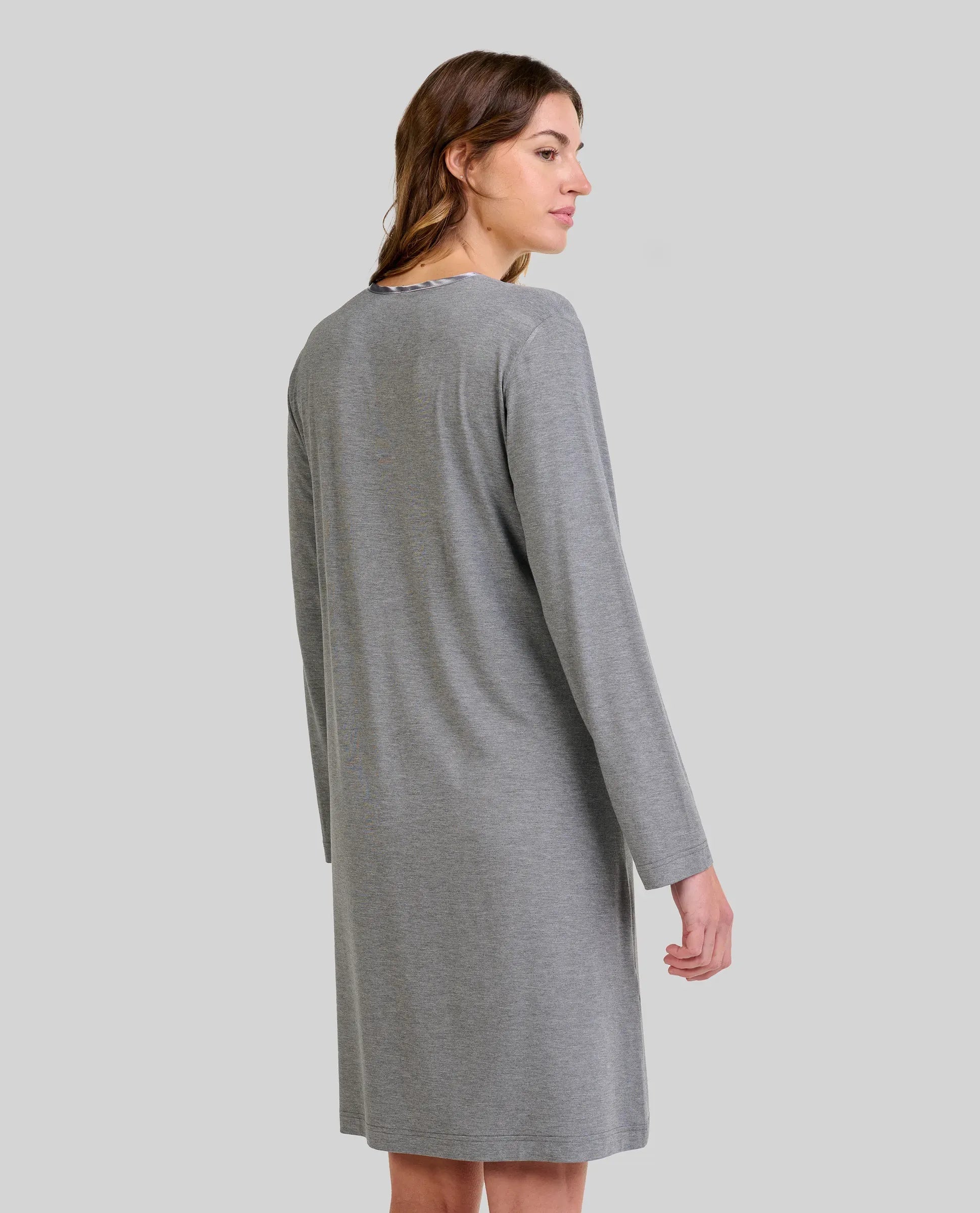 Mujer luce elegante camisón de invierno azul con encaje y lazo en el escote