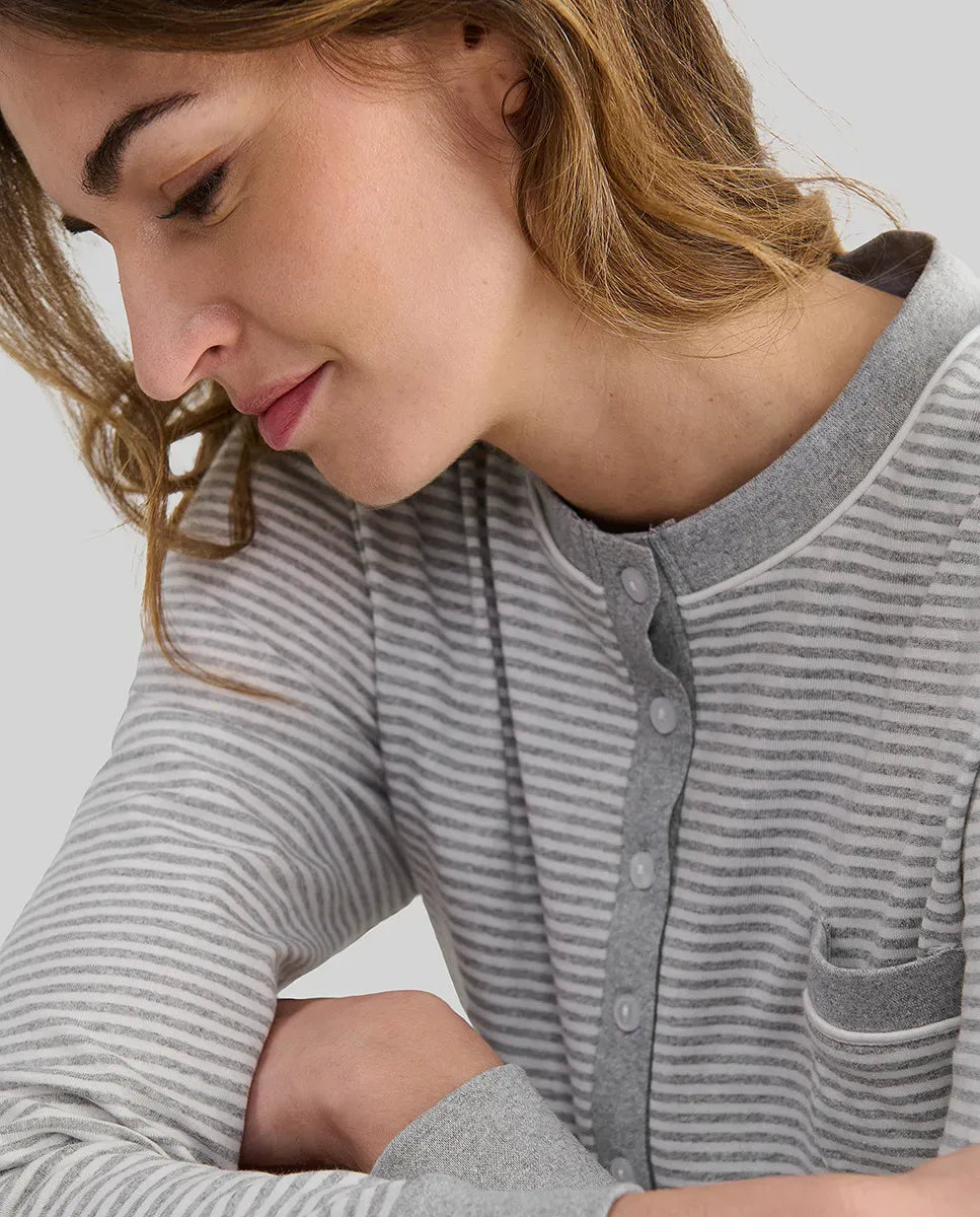 Detalle del cuello del camisón de invierno de manga larga a rayas grises con cuello redondo abotonado