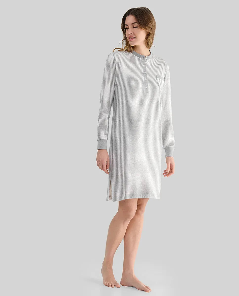 Camisón Lohe de mujer de rayas, escote redondo, abertura de botones y manga larga.