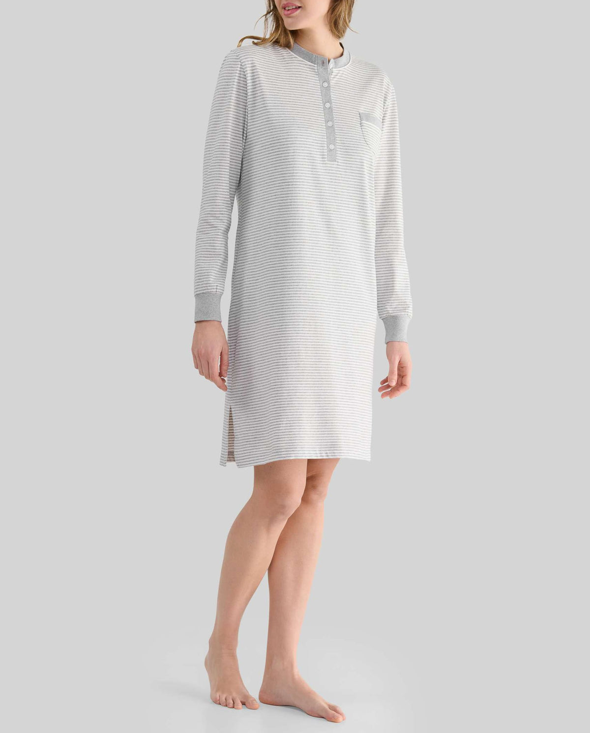 Camisón Lohe de mujer de rayas, escote redondo, abertura de botones y manga larga.