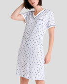 Camisola corta de verano tejido algodón modal estampado anclas, cuello pico y manga corta.
