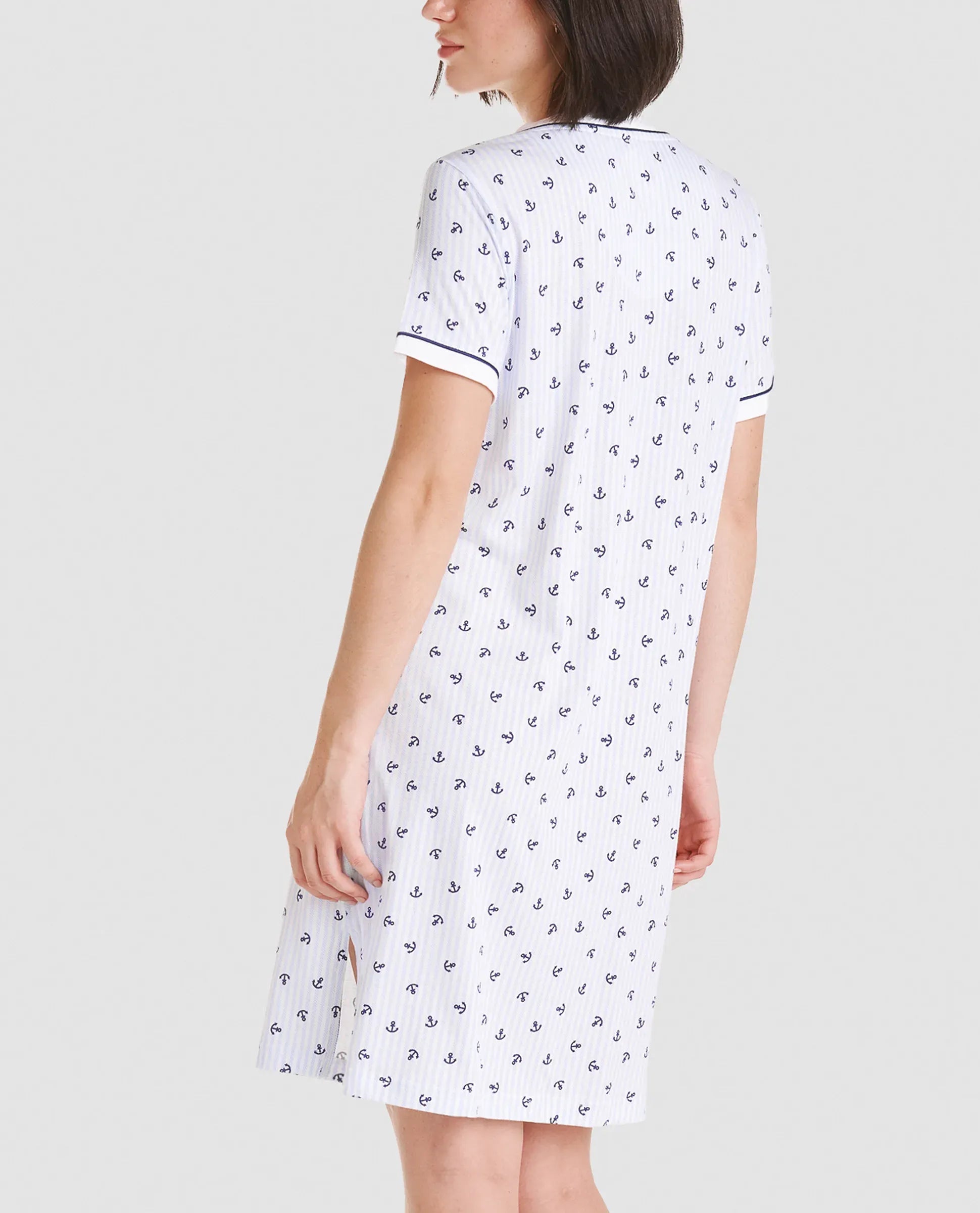 Vista trasera de camisón de manga corta para verano de estampado marinero