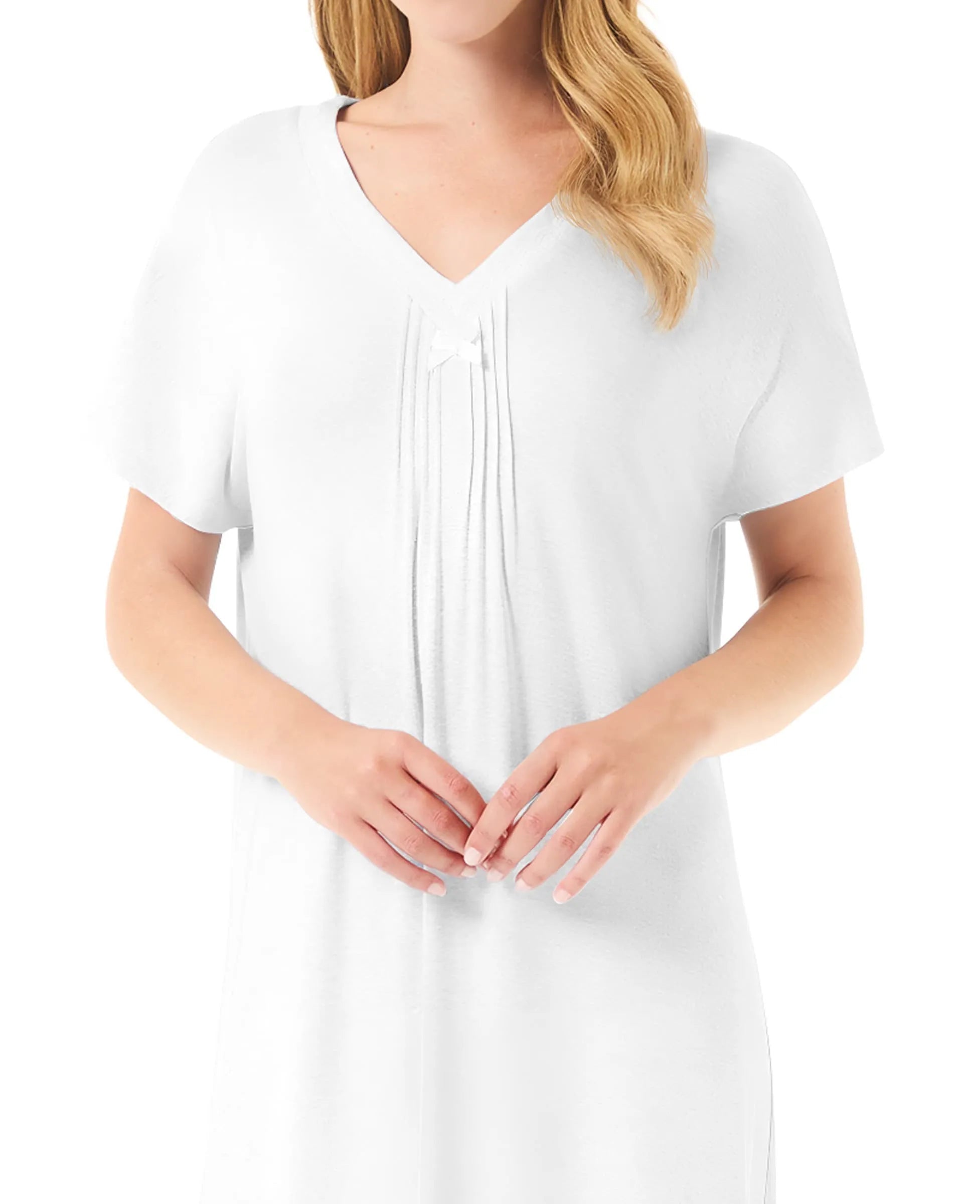 Modelo luce camisón corto de tirante fino estampado jacquard cuello pico marfil