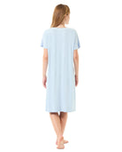 Vista trasera de camisola de verano celeste de manga corta con puntilla en cuello