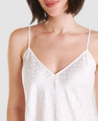 Vista detalle de escote en pico de camisón con tirantes en raso marfil jacquard