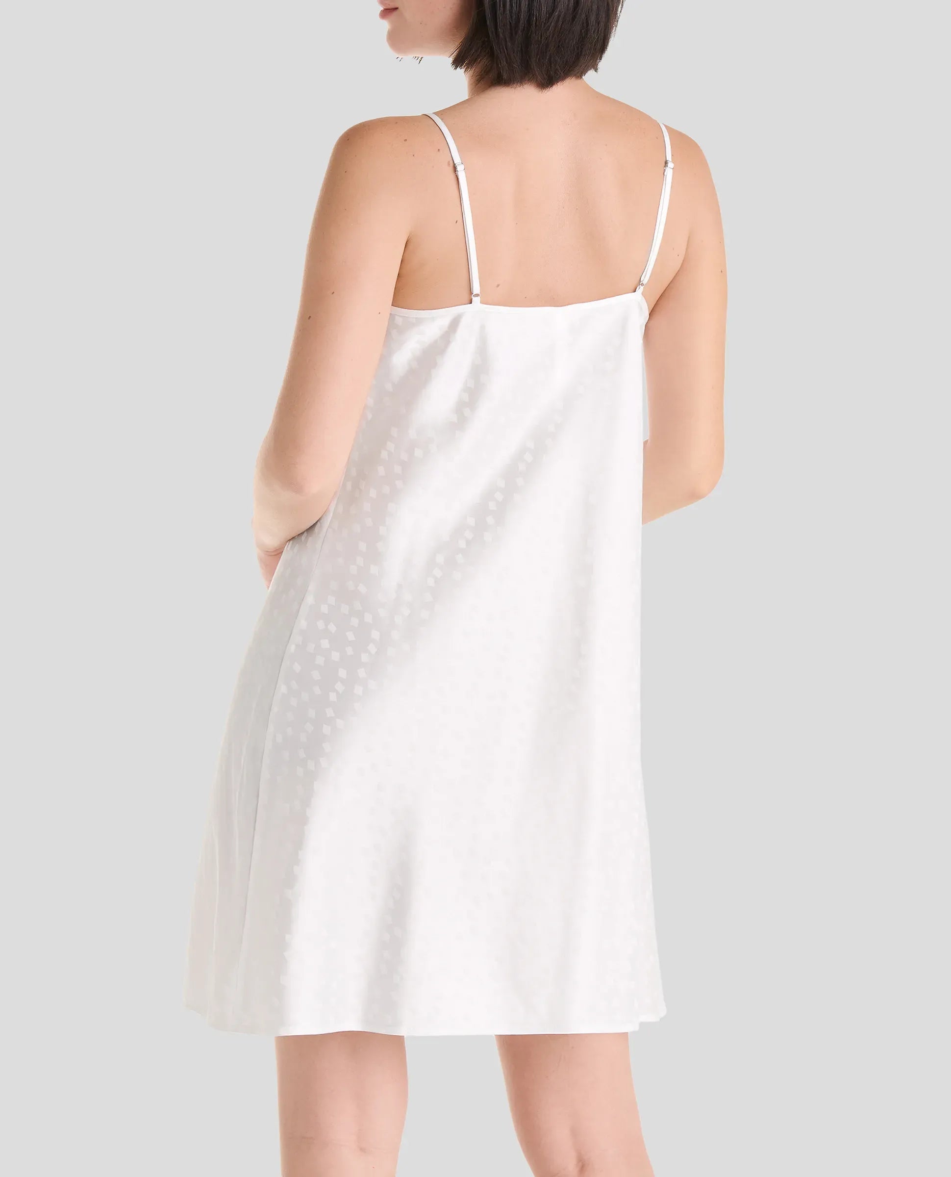 Vista espaldas camisón corto de tirantes de raso marfil jacquard