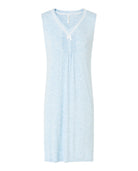 Camisón corto de mujer celeste, tejido punto, cuello pico con puntilla y lacito, sin mangas.
