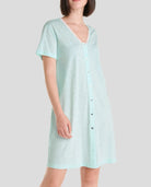 Camisón corto de verano verde claro abierto con botones, manga corta y escote en V, detalles plata.
