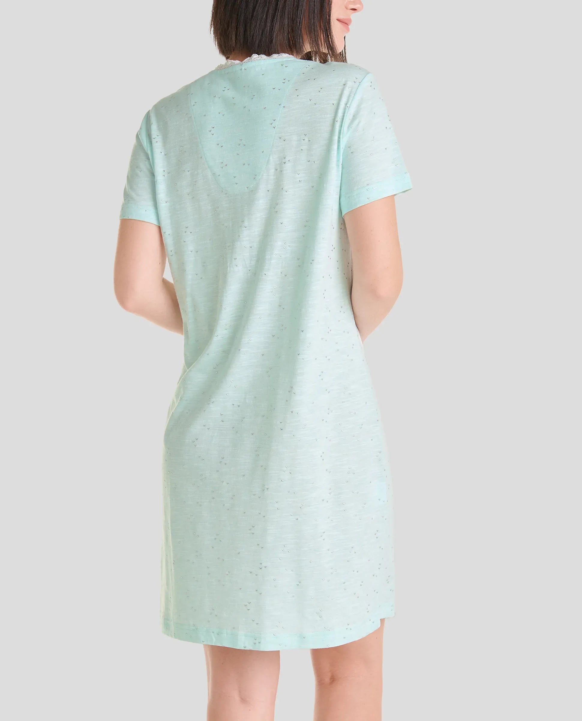 Mujer de espaldas luce camisón corto de verano verde claro detalles plata