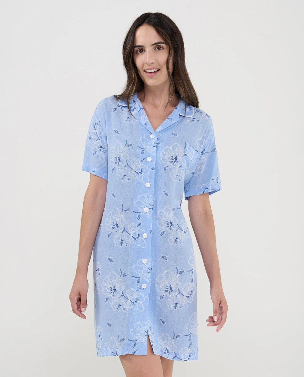 Mujer con cómodo camisón abierto de verano estampado celeste con flores