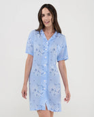 Mujer con cómodo camisón abierto de verano estampado celeste con flores