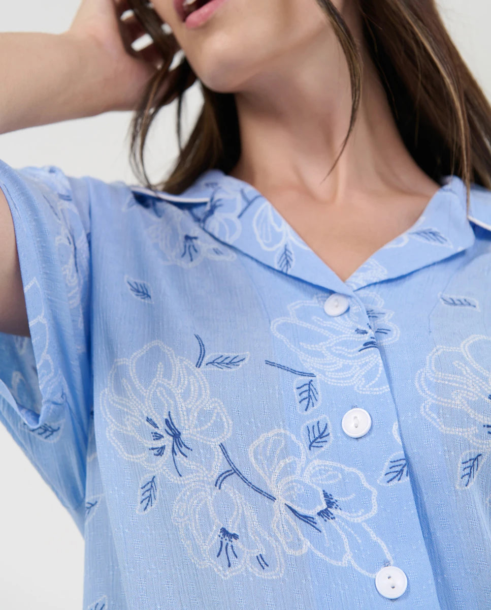 Detalle del camisón abotonado y cuello solapa con vivo blanco