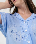 Detalle del camisón abotonado y cuello solapa con vivo blanco