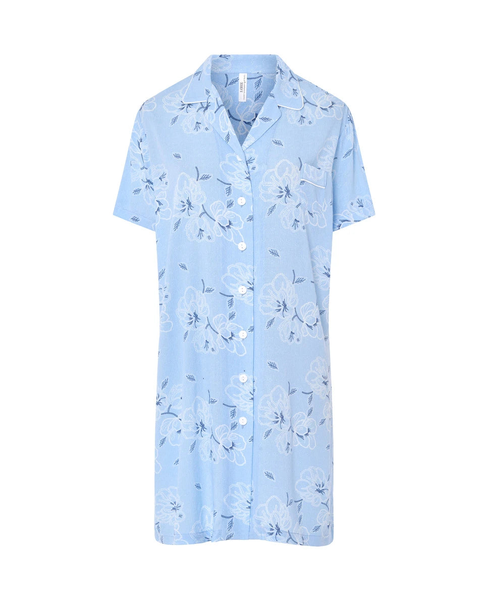 Camisón de verano manga corta abierto con botones y cuello solapa en estampado celeste flores