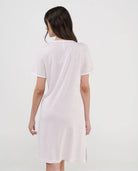 Vista posterior de mujer con camisón veraniego de manga corta de estampado animal color camel