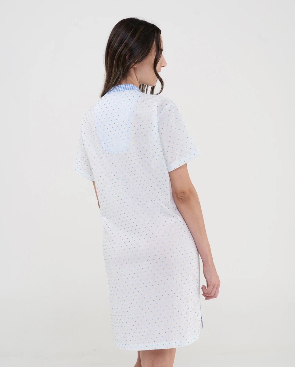 Vista espaldas de camisón blanco veraniego fresco con plumeti celeste