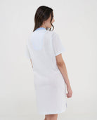 Vista espaldas de camisón blanco veraniego fresco con plumeti celeste