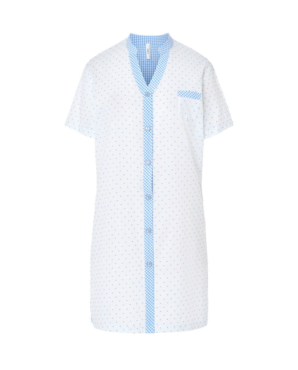 Camisón corto manga corta en tejido plana blanco plumeti celeste, abierto con botones y bolsillo decorativo.