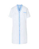 Camisón corto manga corta en tejido plana blanco plumeti celeste, abierto con botones y bolsillo decorativo.