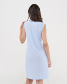 Vista trasera de modelo de camisón canalé sin mangas celeste