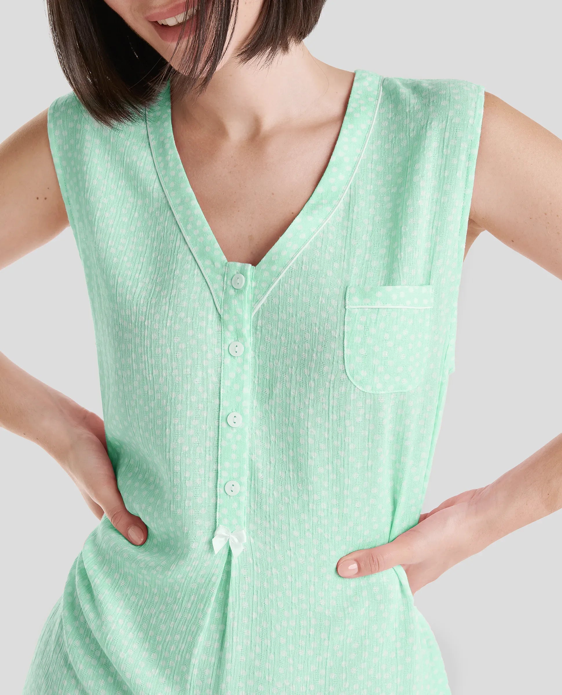 Detalle de cuello en pico con puntilla y lazo decorativo del camisón sin mangas de verano LOHE