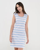 Mujer luce camisón sin mangas hasta la rodilla de rayas horizontales azul claro y blanco