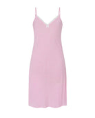 Camisón corto de mujer Lohe, tejido jacquard rosa de viscosa estampado topitos, puntilla en escote y tirantes.