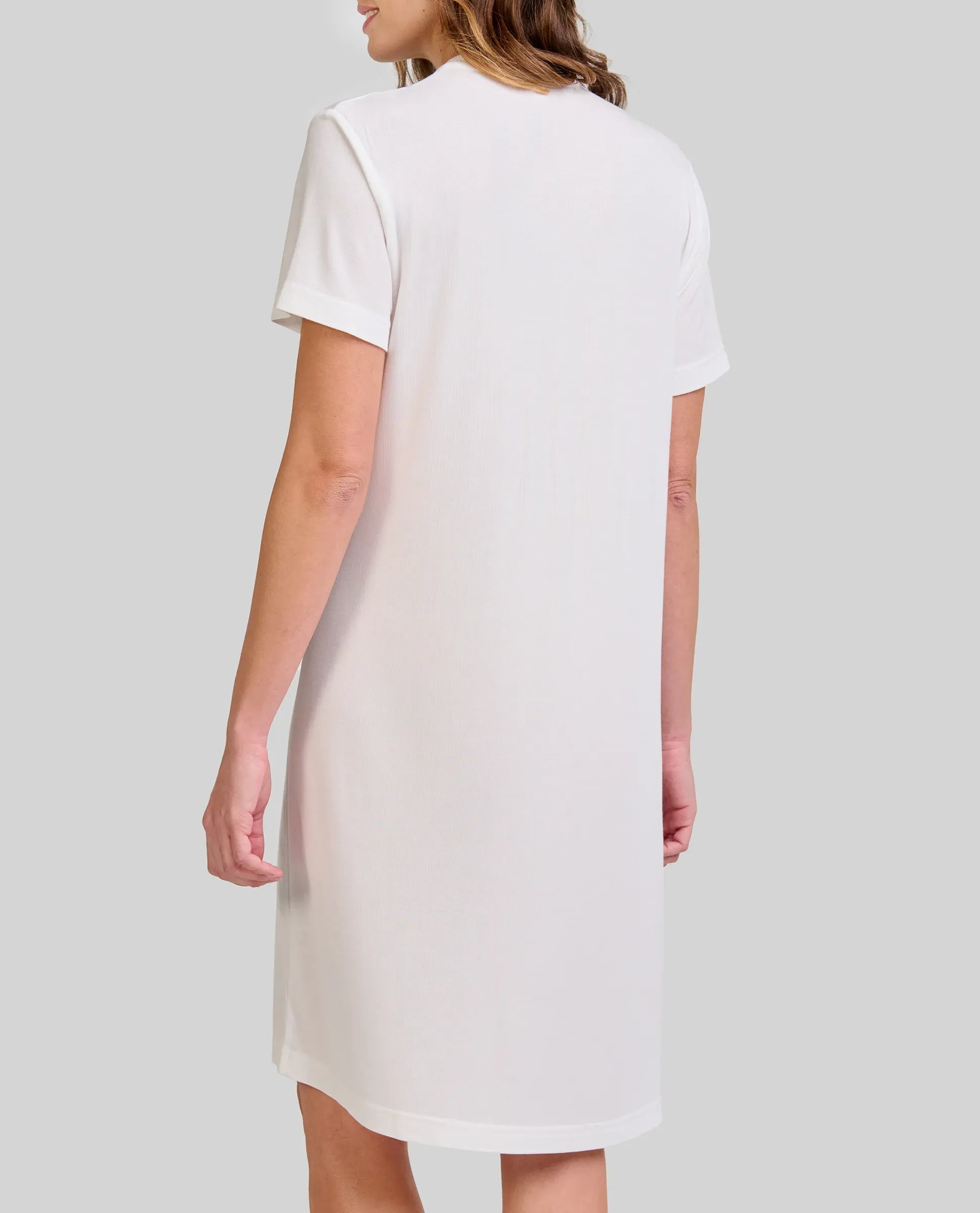 Detalle de bata lencera cruzada de verano color celeste para mujer con cuello smoking con vivo y cinturón