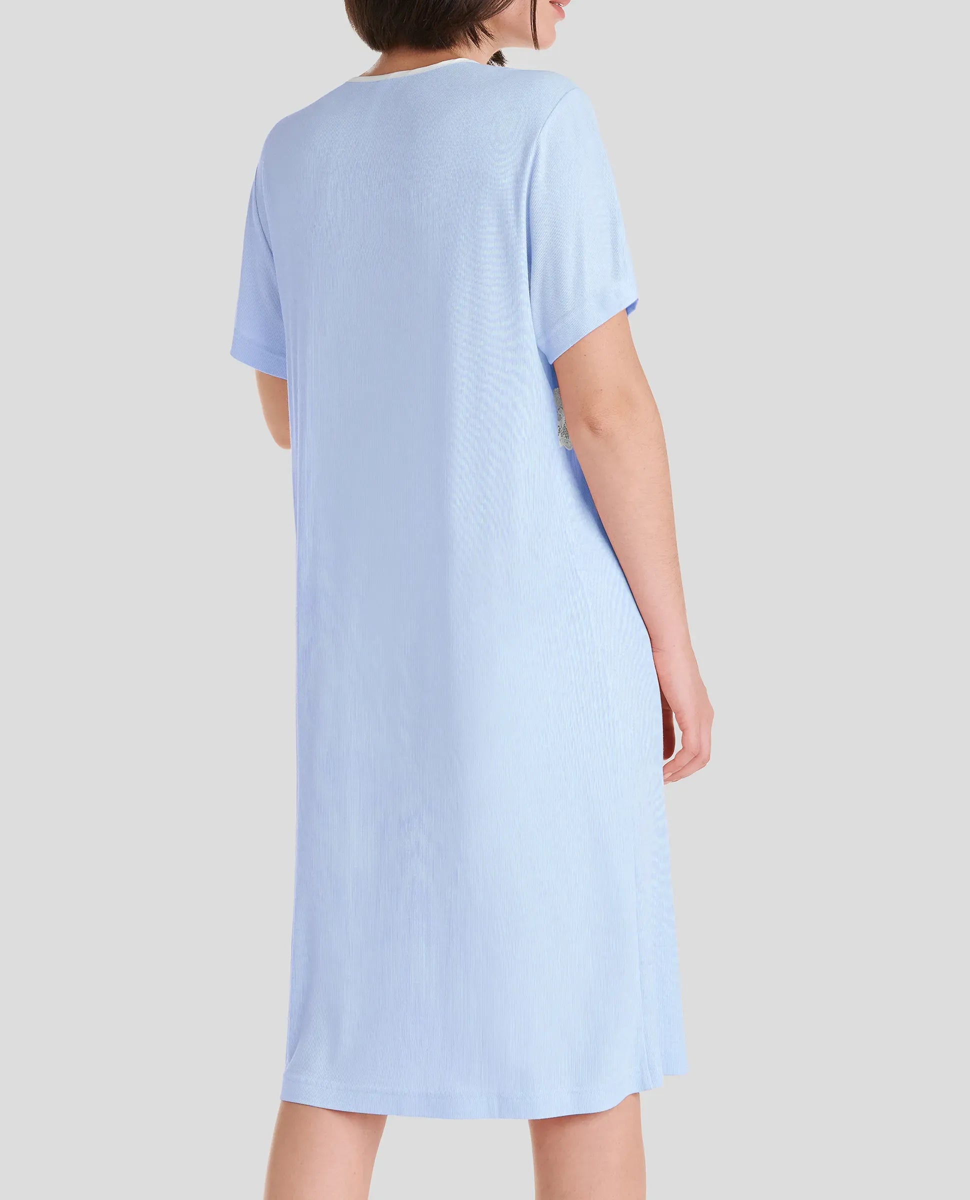 Mujer con camisola de verano marfil de manga corta