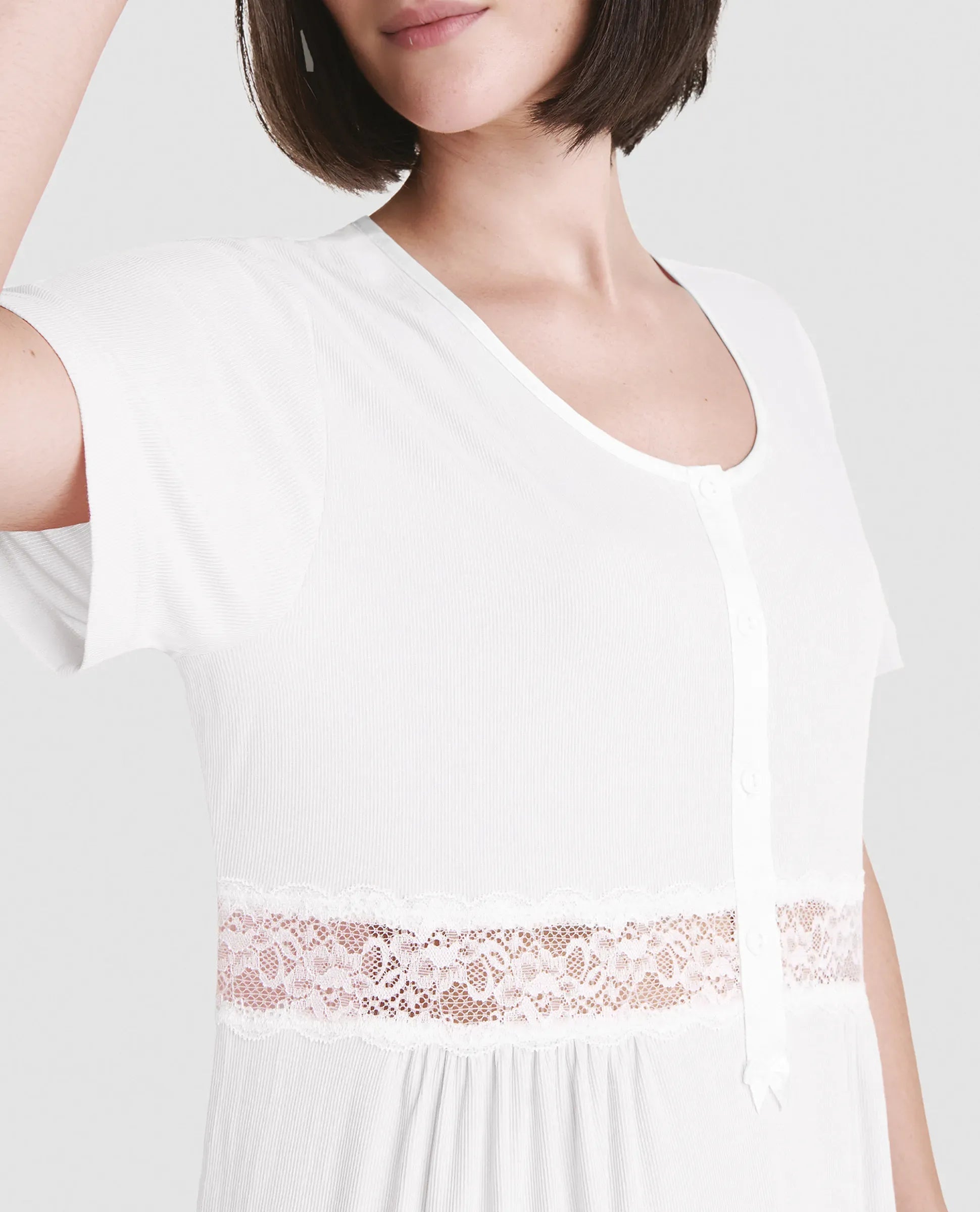 Detalle de cuello de camisón lencero abierto entredos en canalé marfil