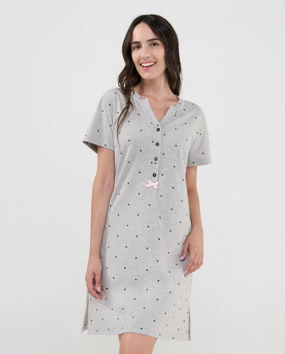 Mujer viste camisón manga corta gris con corazoncitos, cuello abierto con botones y lazo rosa