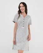 Mujer viste camisón manga corta gris con corazoncitos, cuello abierto con botones y lazo rosa