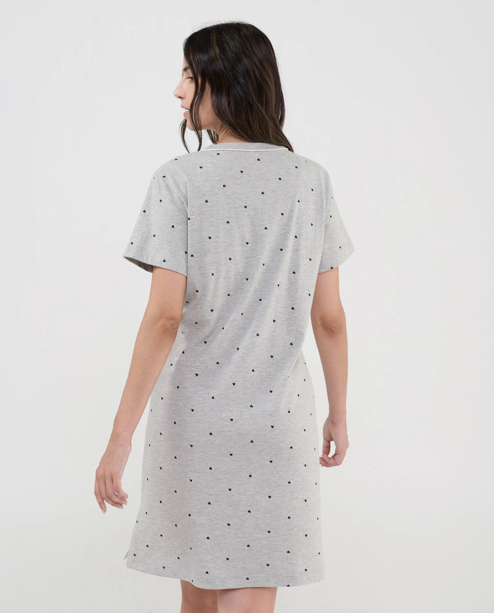 Mujer de espaldas con confortable camisón corto de verano en vigoré gris con corazoncitos