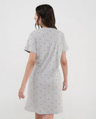 Mujer de espaldas con confortable camisón corto de verano en vigoré gris con corazoncitos