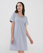 Mujer luce elegante camisón modal de manga corta color gris con raso en cuello y mangas - Gris