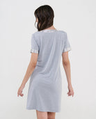 Vista de espaldas de mujer luciendo camisón corto modal rosa palo para verano  - Gris