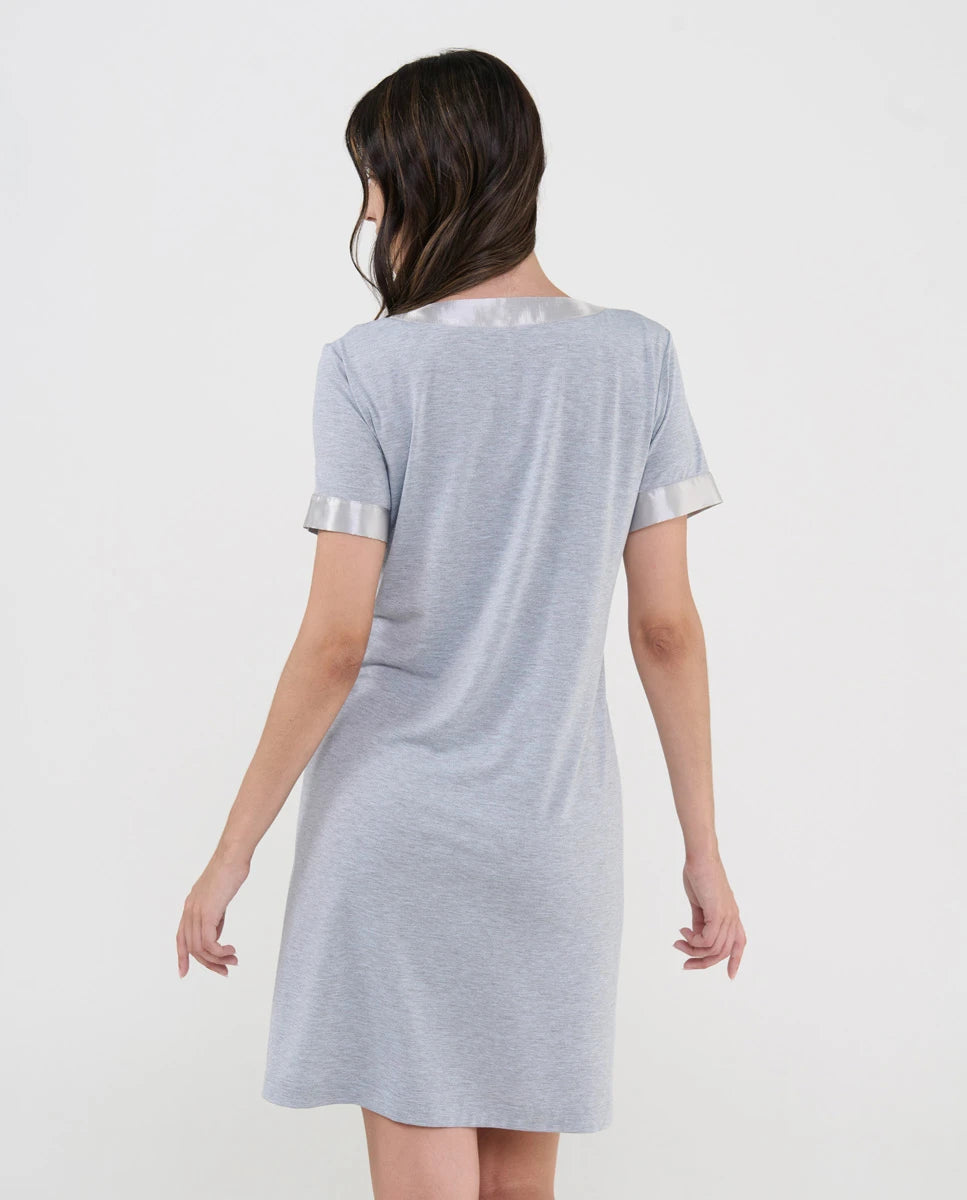 Vista de espaldas de mujer luciendo camisón corto modal rosa palo para verano  - Gris