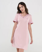 Mujer luce camisón modal de manga corta color rosa palo con raso en cuello y mangas - Rosa